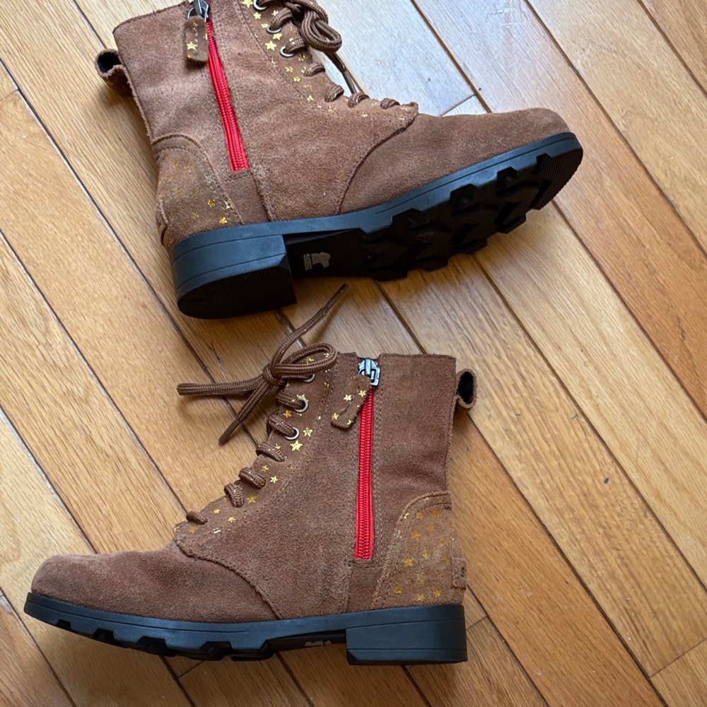 Sorel Emilie Brown Suede Watwrproof Combat Boots with Gold Stars - Picture 6 of 9